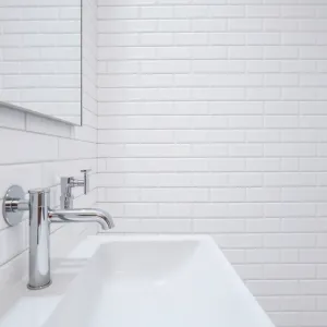 Ostatni etap prac wykończeniowych w łazience